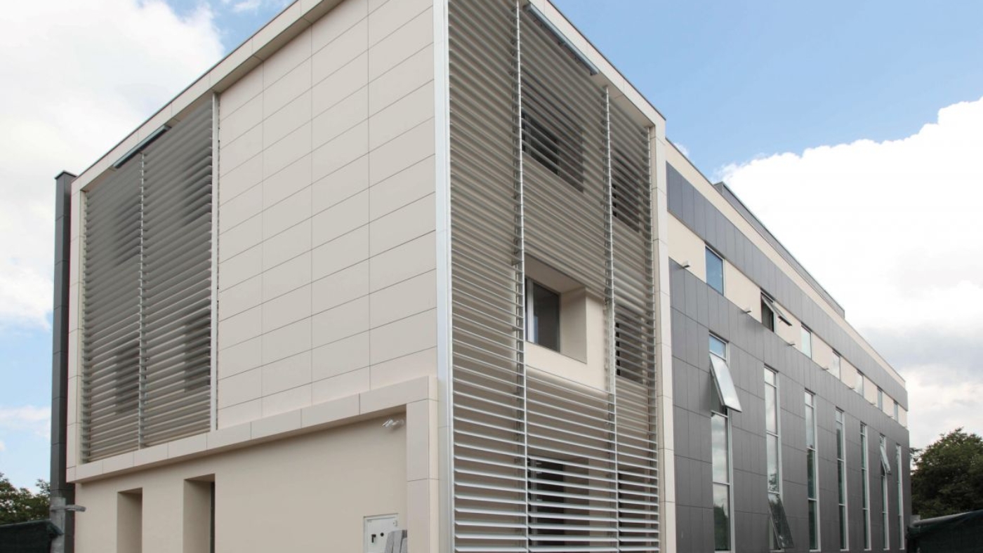 Facciate ventilate in gres porcellanato: guida tecnica
