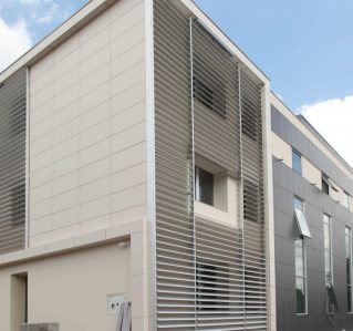 Facciate ventilate in gres porcellanato: guida tecnica